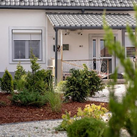 Gray House Apartman Apartman Pápa Kültér fotó